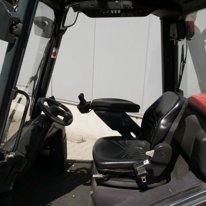 Навантажувач Linde H35T з захватом для рулонів