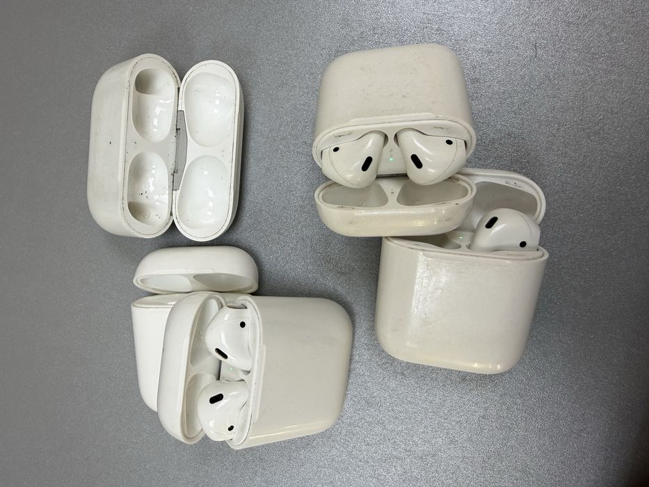 Apple AirPods вживані одним лотом все