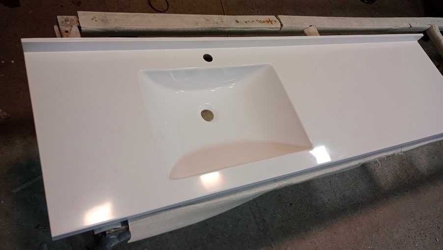 Стільниця у ванну кімнату з суцільнолитим умивальником водостійка