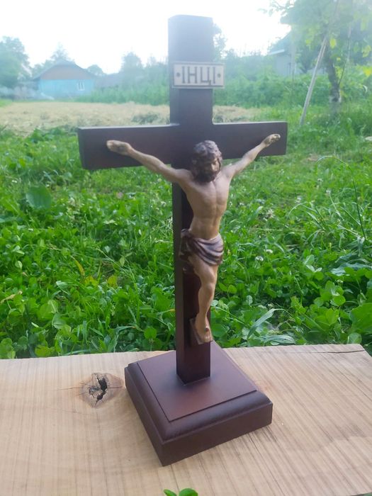 Хрест. Розп'яття з дерева різьблене.