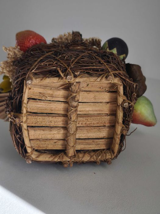 Cesto de flores secas e frutos artificiais