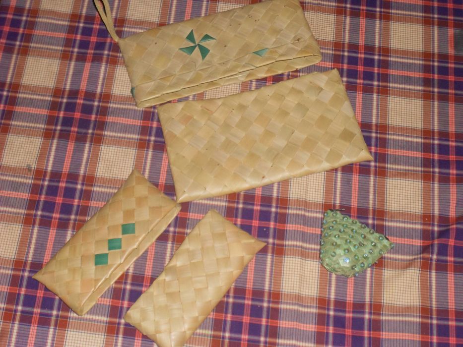 Bolsas pochetes artesanais em folha de palma