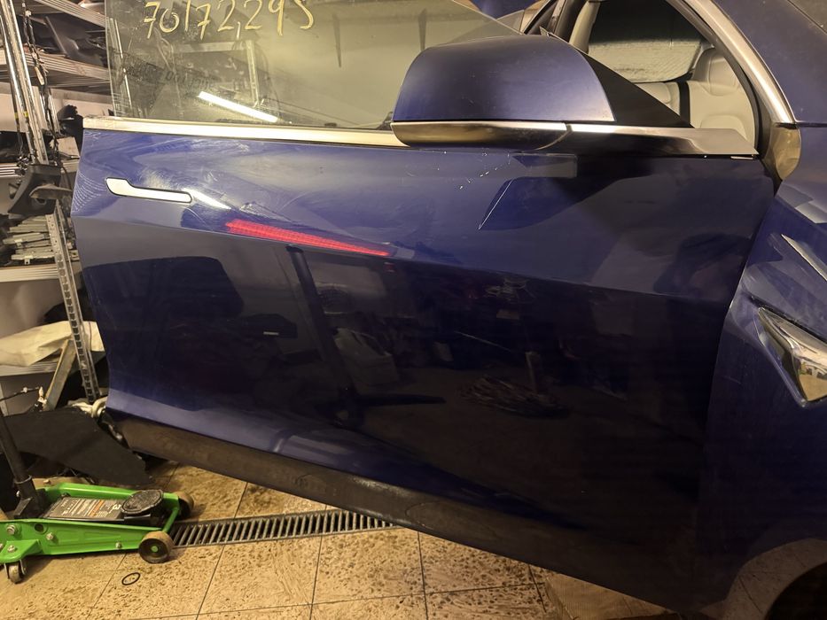 Двері Tesla Model 3 PPSB сині