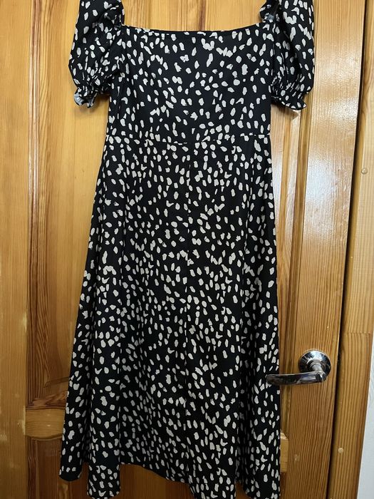 Легкое черное платье з разрезом на ноге