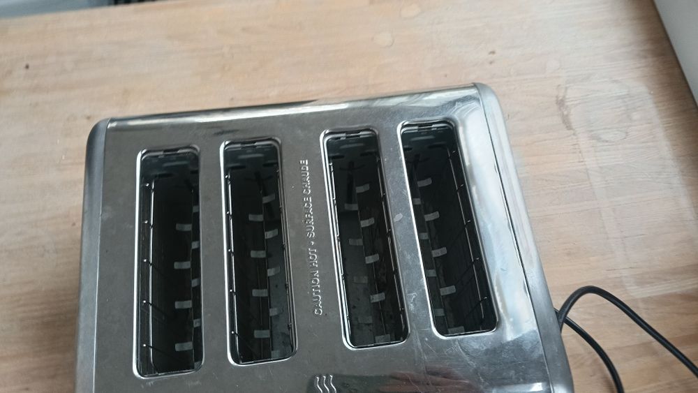 Torradeira 4 ranhuras Neutech – só funciona o lado direito