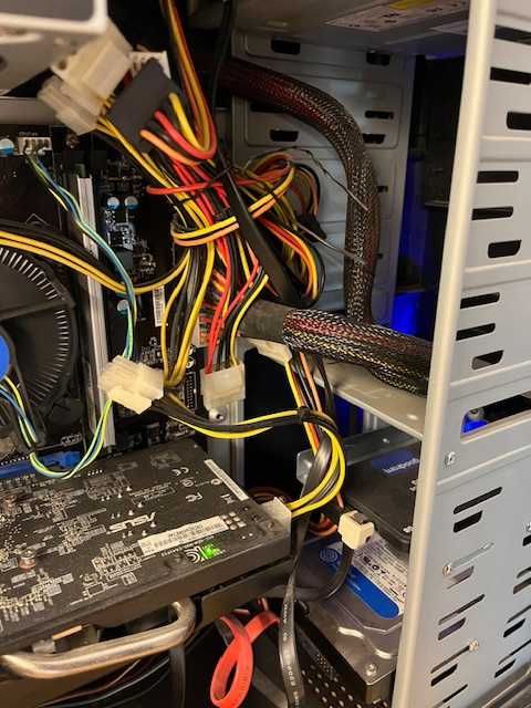 Komputer PC - AMD Radeon HD 7700 + monitor