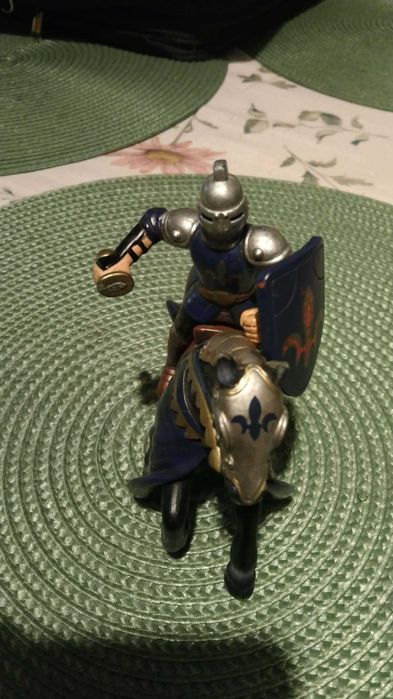 Figurka rycerza na koniu Schleich