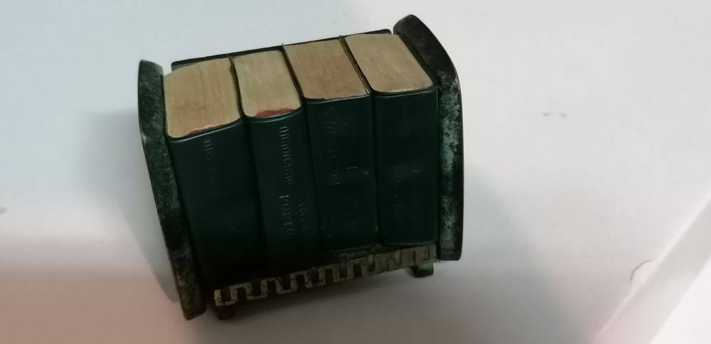 Mini dicionários em estante de metal