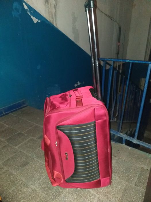 Дорожный тканивой чемодан