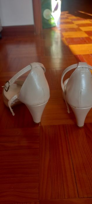 Sapatos brancos de casamento