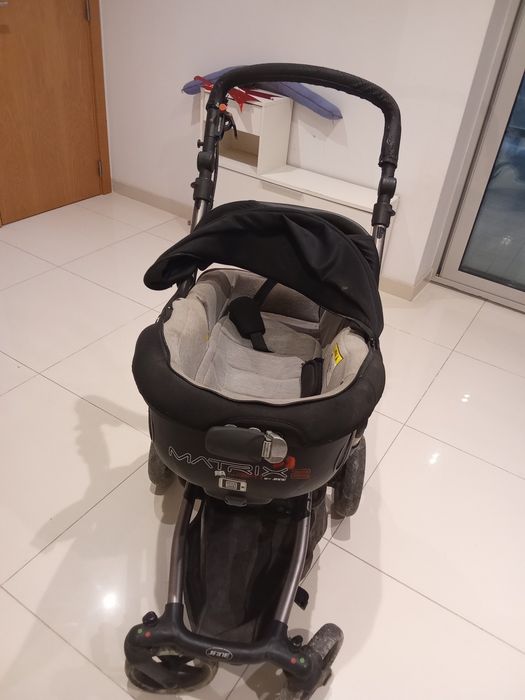 Carinho de bebê juntamente com ovo