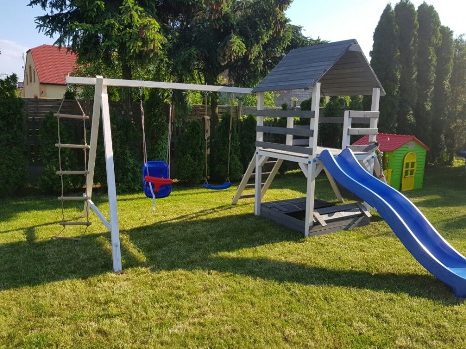 Plac zabaw hustawki ścianką wspinaczkowa piaskownica