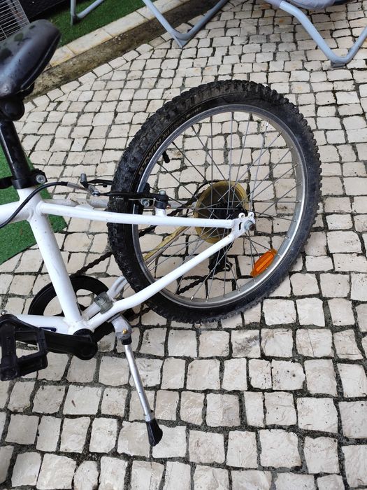 Bicicleta e criança ROCKRIDER  ST120 20" 6-9 ANOS branco e azul