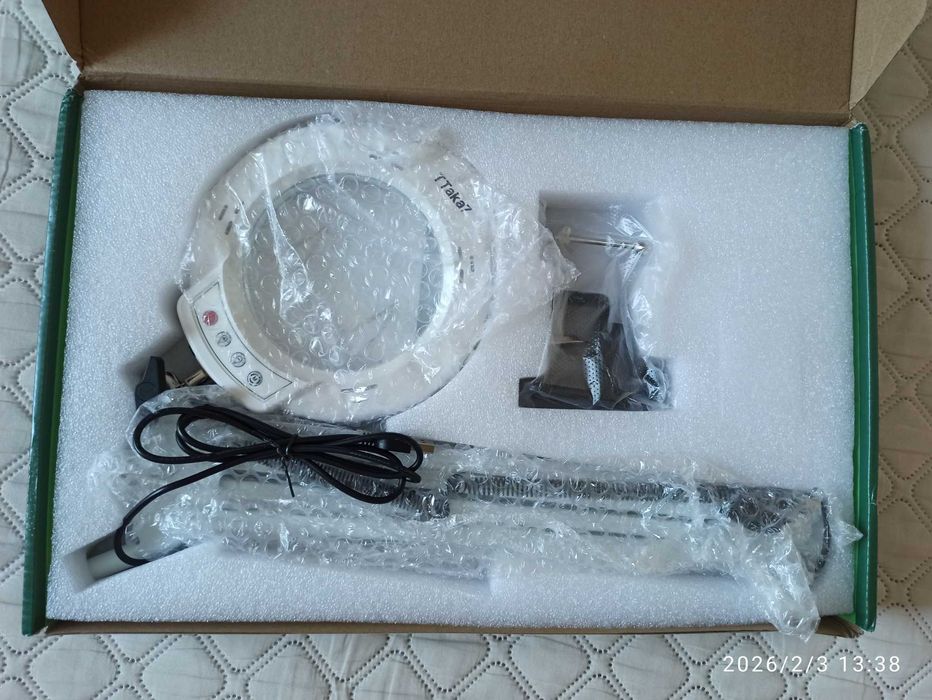 Лампа лупа светодиодная на струбцине.