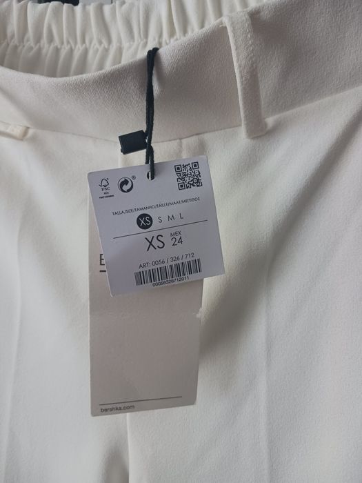 Białe spodnie Bershka z czerwoną lamówką rozm. XS/S