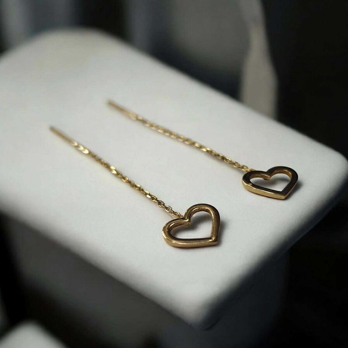 subtelne zlote kolczyki przekładane serca na łańcuszku 14 k