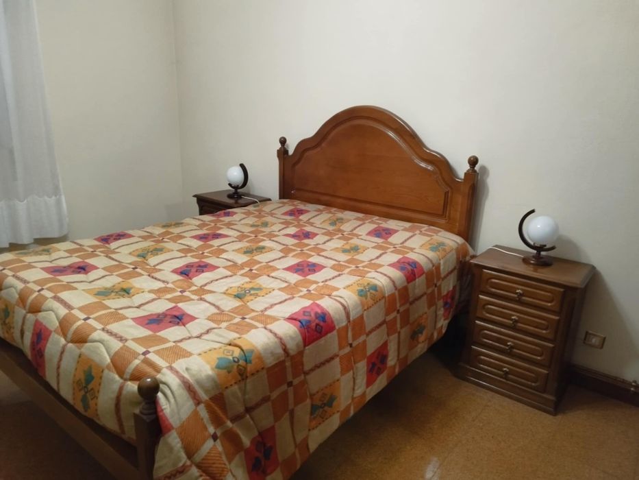 Conjunto, cama e mesinhas.