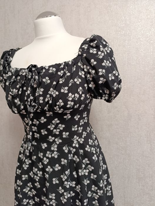 Сукня чорна в квіточку