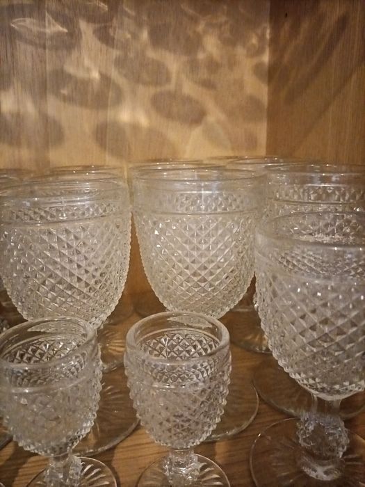 Serviço de copos, jarra e licoreiro