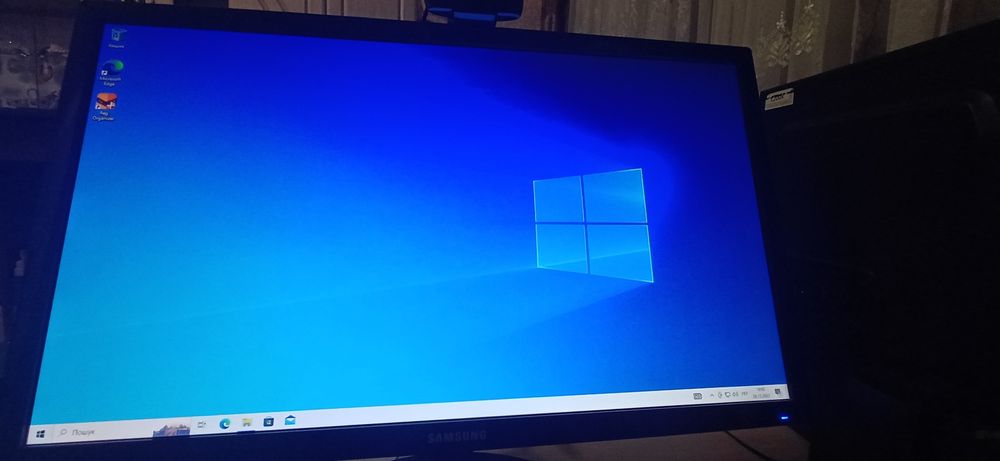 ПК в повному зборі з усім обладнанням за виключенням миші