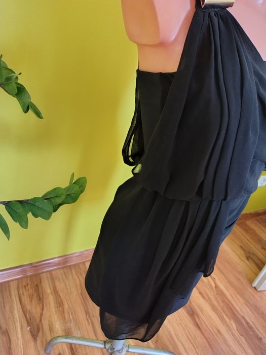 Sukienka mała czarna elegancka na jedno ramię