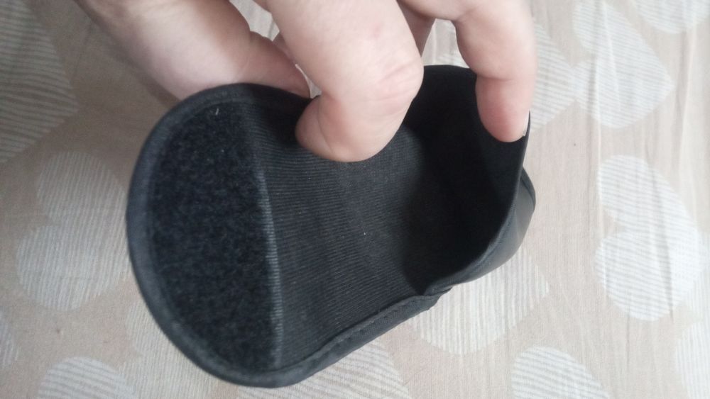 Mała czarna saszetka na rękę.