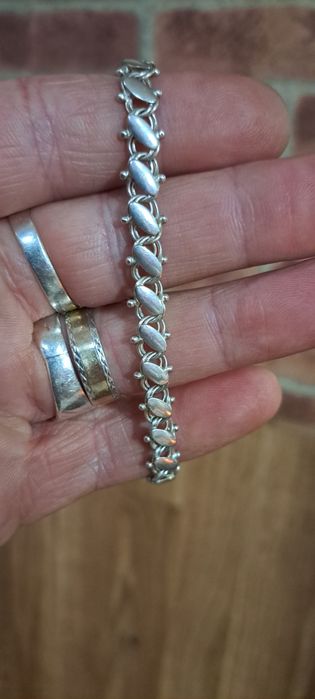 Pulseira vintage em prata contrastada.