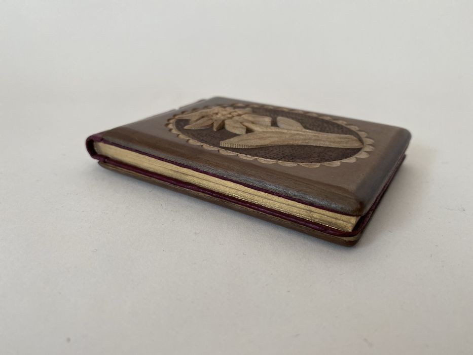 Przedwojenny pamiętnik w drewnianej oprawie