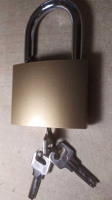 Продам или поменяю хороший импортный замок HARDENED с каленой дужкой