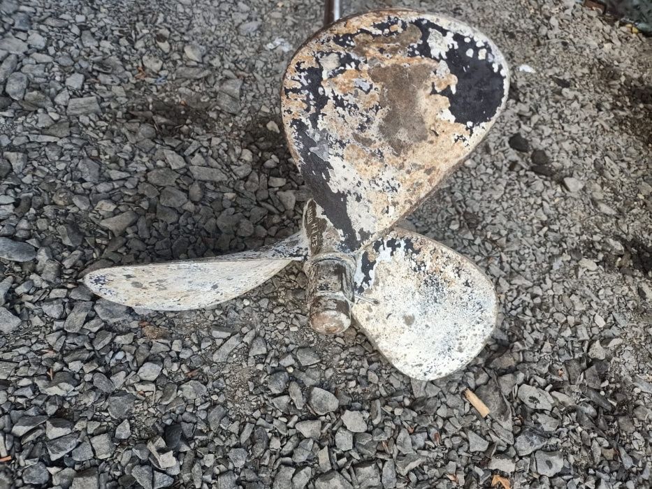 Śruba mosiężna z wałem