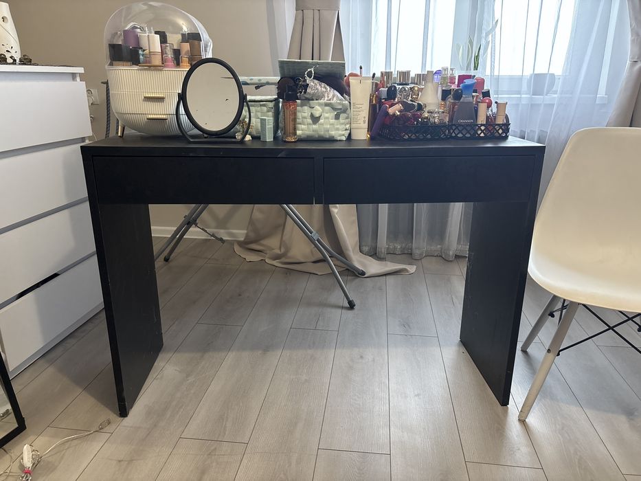 Toaletka z lustrem , lampkami i krzeslem