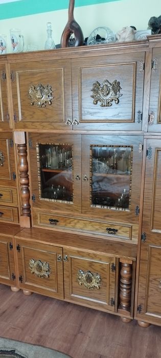 Piękna, drewniana meblościanka + stół.