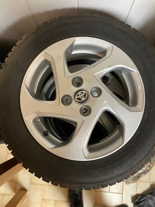 Jantes originais Toyota com pneus