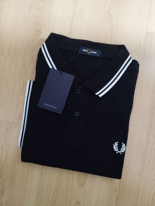 Pólo Fred Perry preto com listas brancas