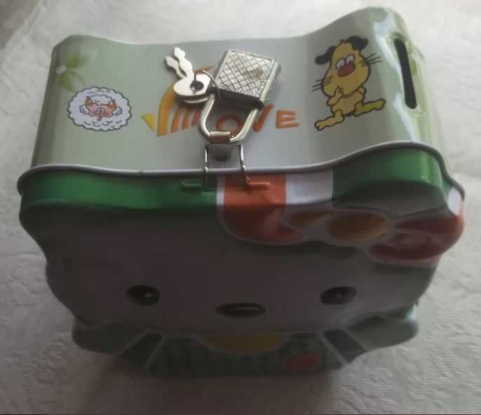 Venda Solidária - Mealheiros de lata, formato Hello Kitty