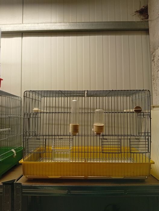 Várias gaiolas em bom estado