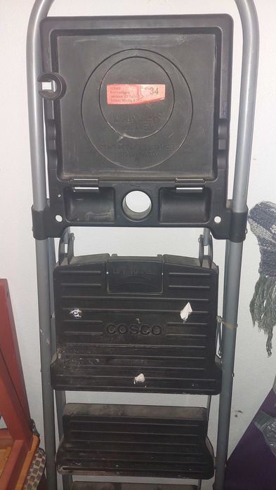 Escada de abrir em bom estado