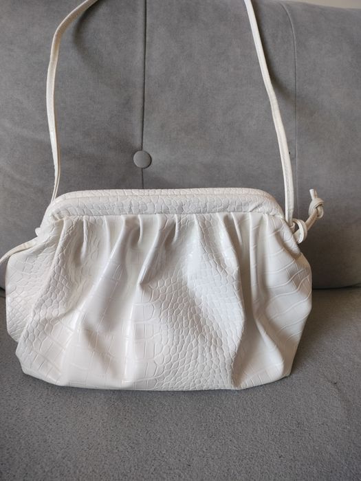 Biała torebka na ramię