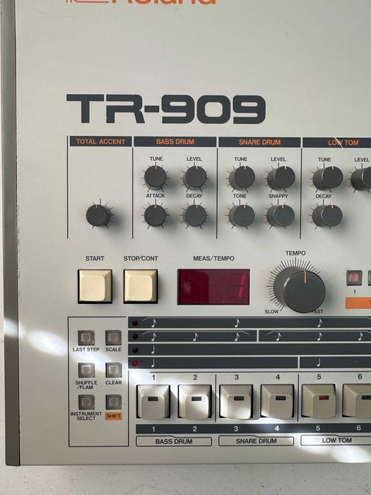 Roland     TR-909