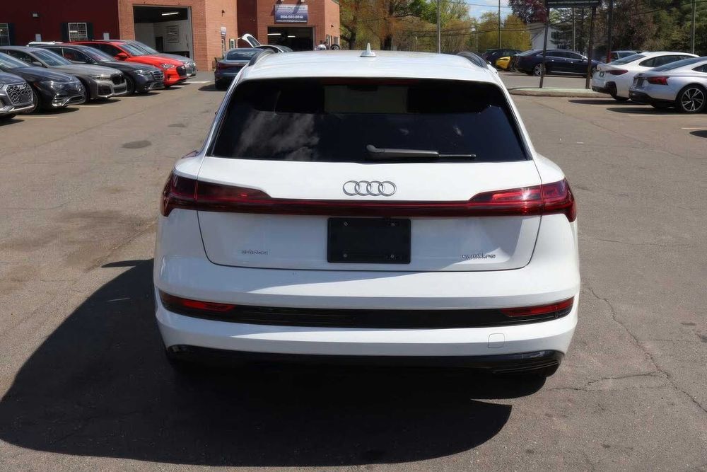 Audi E-Tron      2022