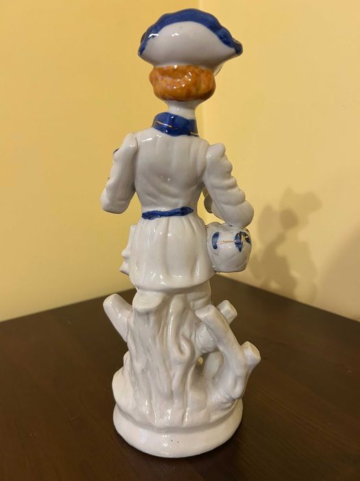 fajansowa figurka arystokraty
