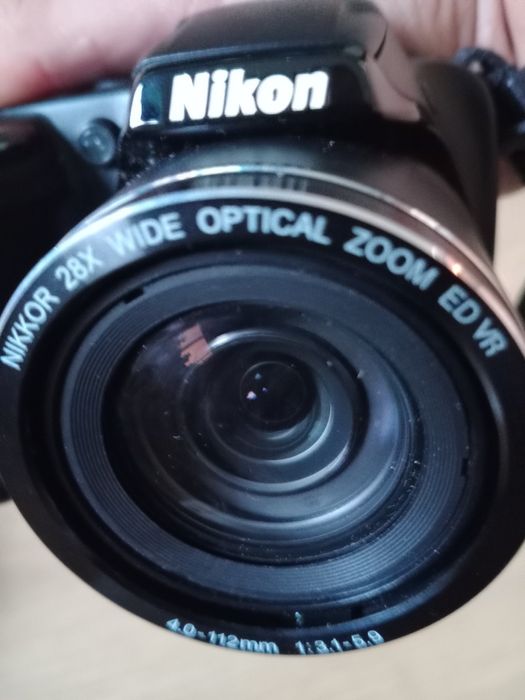 Máquina fotográfica Nikon em bom estado.