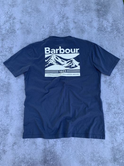 (Розмір L-XL) Стильна чоловіча футболка Barbour з великим принтом на спині