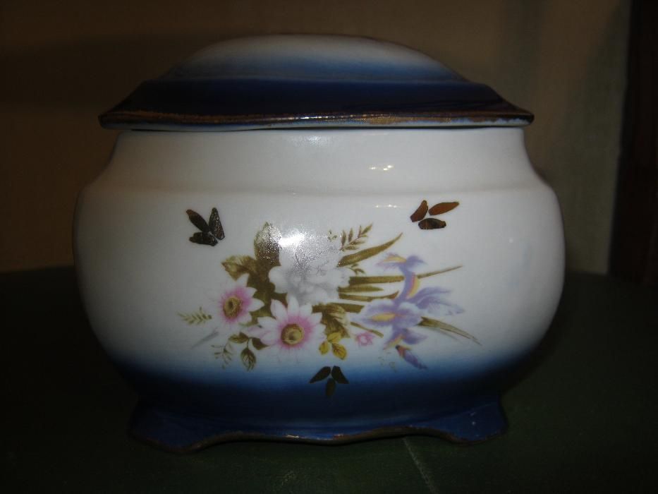 Продам фарфоровую шкатулку.