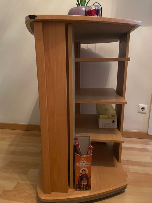 Estante com várias divisórias