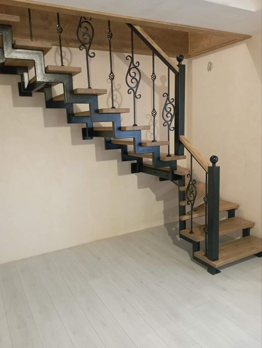 Сходи лофт металевий каркас сходів ступені перила лестница драбина