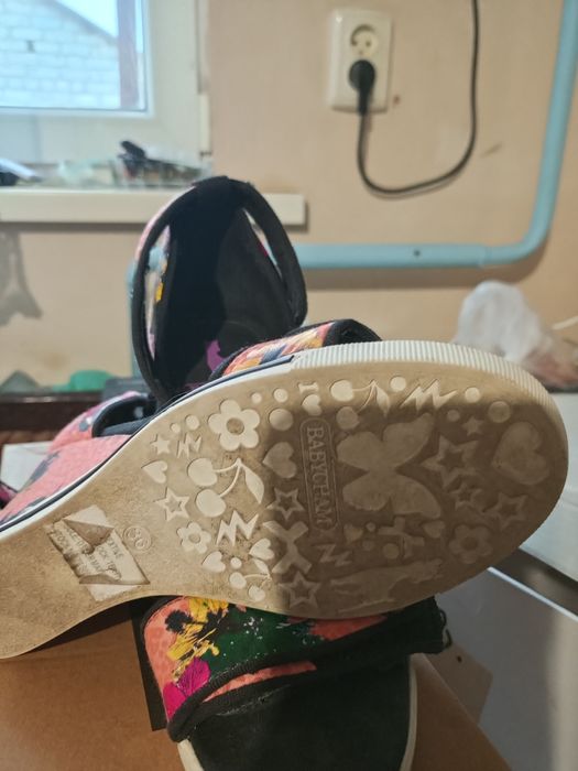 Босоніжки на вузьку ніжку