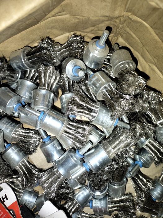 Щетка-крацовка кисть стальная закрученная со шпилькой 23мм Опт