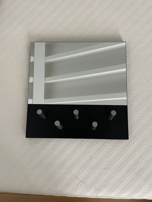 Cabide de madeira, espelho e cabides de pendurar em metal