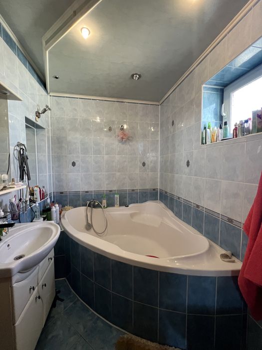 Будинок з цегли та Будинок з бруса на одній ділянці, басейн, баня.